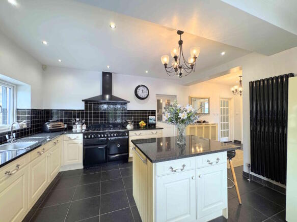 4 bed Semi-Detached for sale Image 11