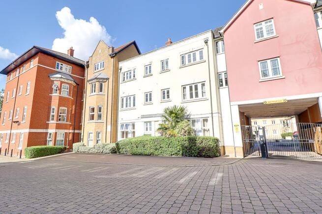 2-bed flat on Roche Close, Rochford, £180,000