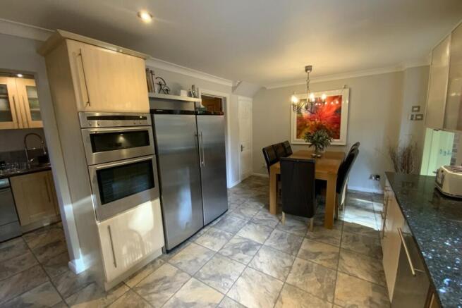 KITCHEN/DINING ROOM