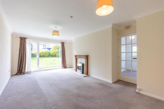 LOUNGE/DINING ROOM