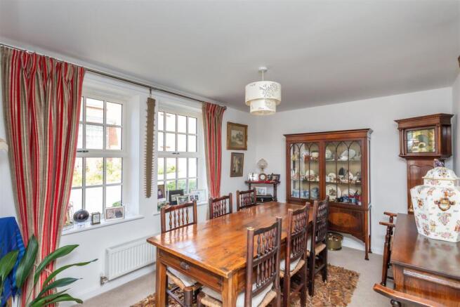 5 bed Detached for sale Image 8