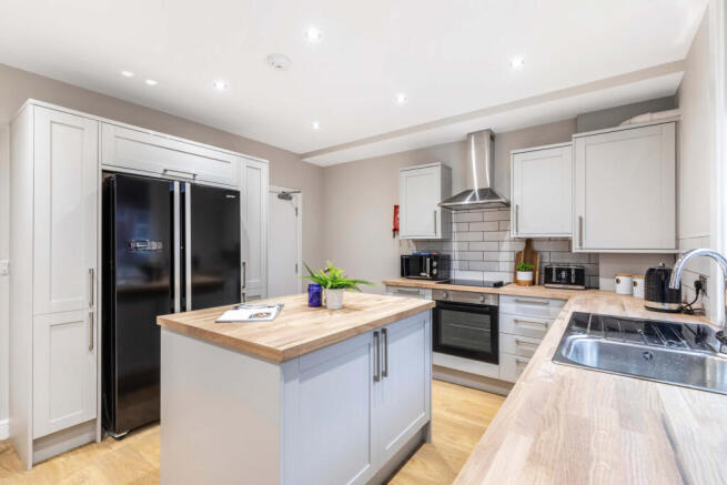 6 bed House to rent Image 9