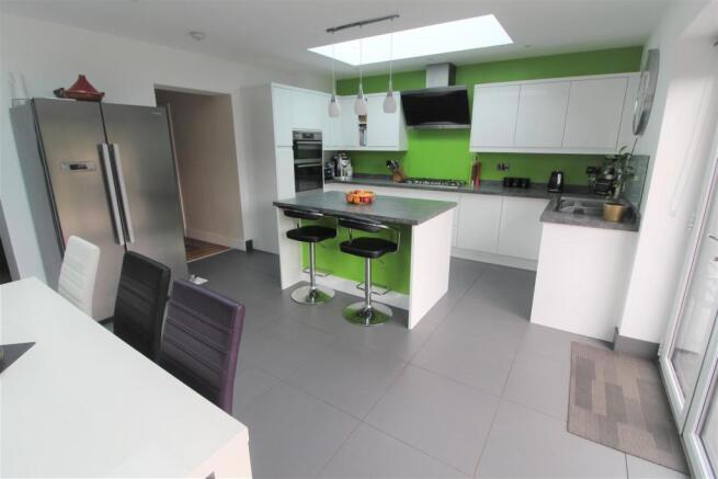 OPEN PLAN KITCHEN/ DINING ROOM