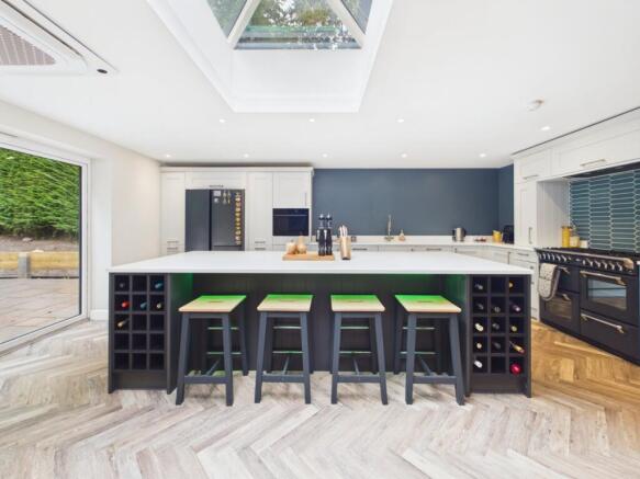 5 bed Detached for sale Image 9