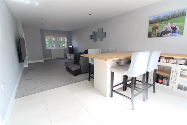 LOUNGE & DINING