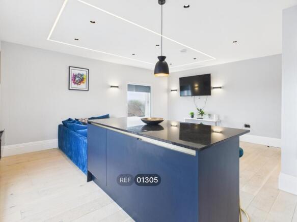 3 bed Apartment to rent Image 5
