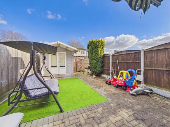 Tamarisk Road, South Ockendon, Essex, RM15 photo 3