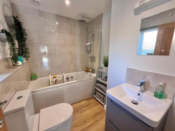 Bathroom 1.jpg