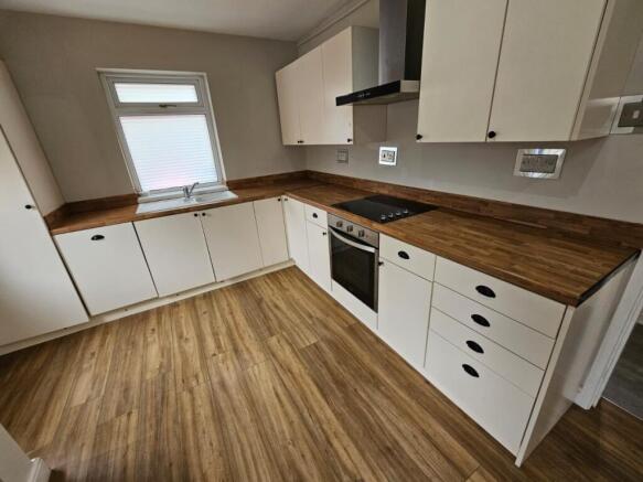 4 bed Semi-Detached to rent Image 11