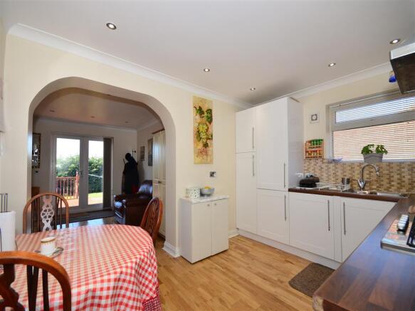 Kitchen/ Breakfast Area