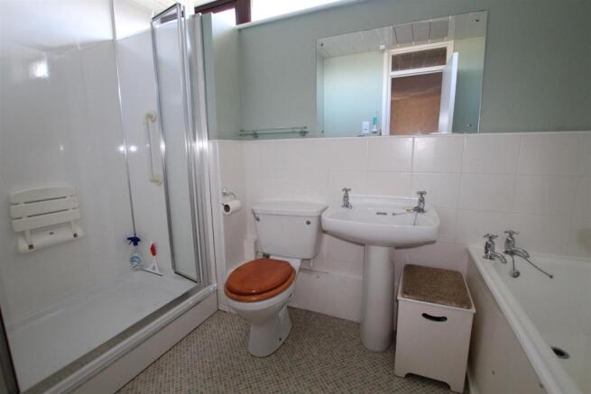 Family Bathroom / WC