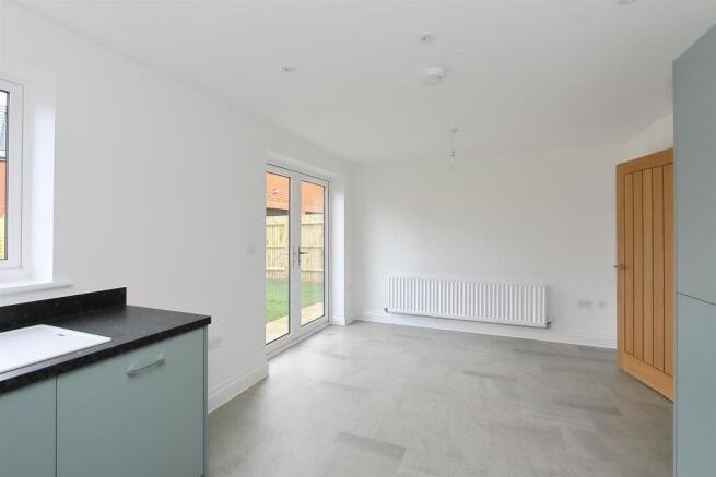 11 Lawrence Close (13).JPG