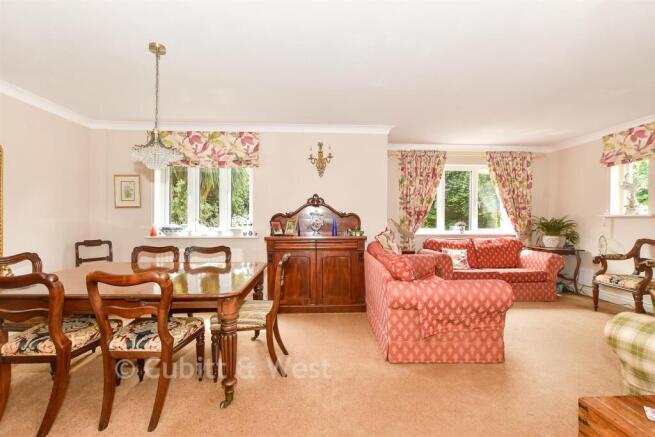 Lounge/Dining Room.