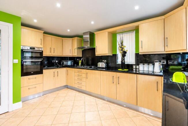 Ely Grove, Newbury, Berkshire, RG14 photo 3