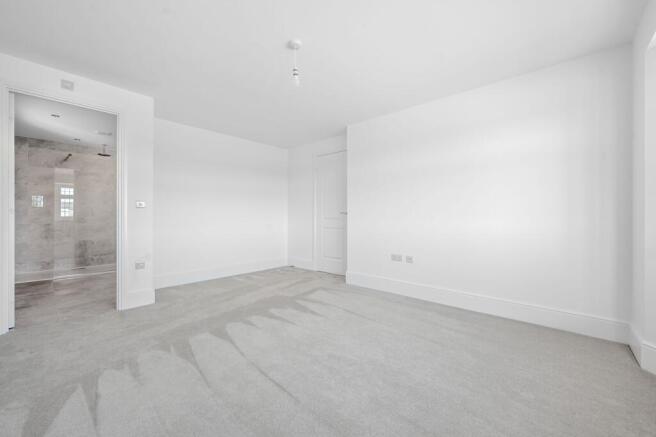 4 bed House for sale Image 8