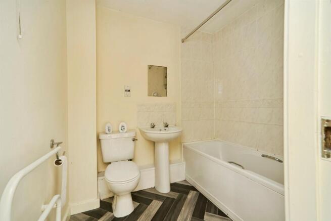 2 bed Ground Flat for sale Image 12