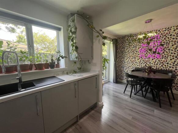 4 bed Town House for sale Image 5