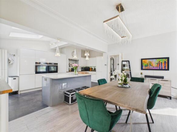 4 bed Semi-Detached for sale Image 6