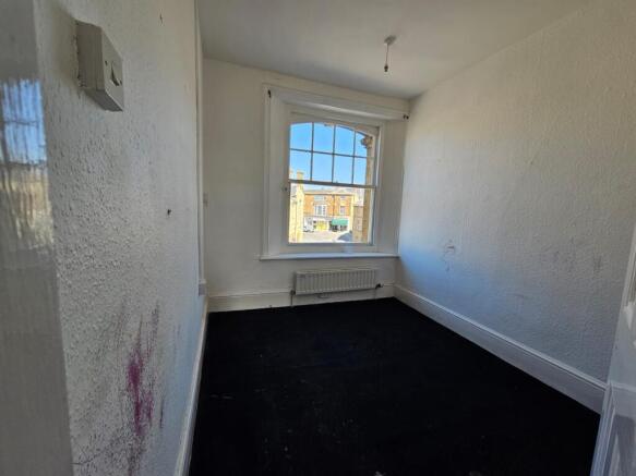 Flat, 33 Market Square, Crewkerne, Somerset TA18 7LP photo 4