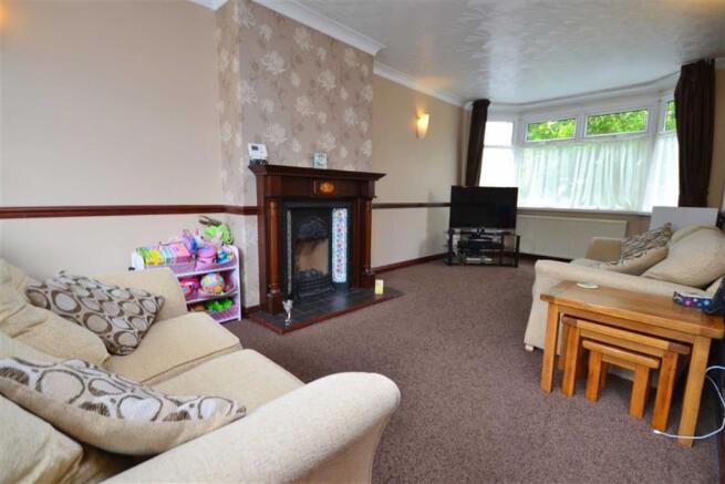 LOUNGE TO DINING AREA