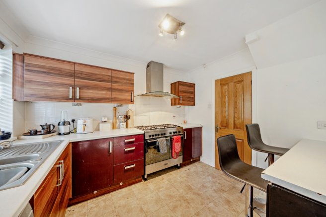 5 bed Detached for sale Image 6