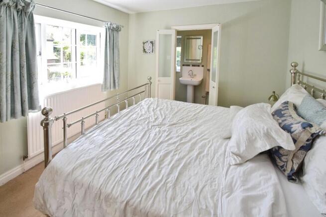 4 bed Detached for sale Image 8