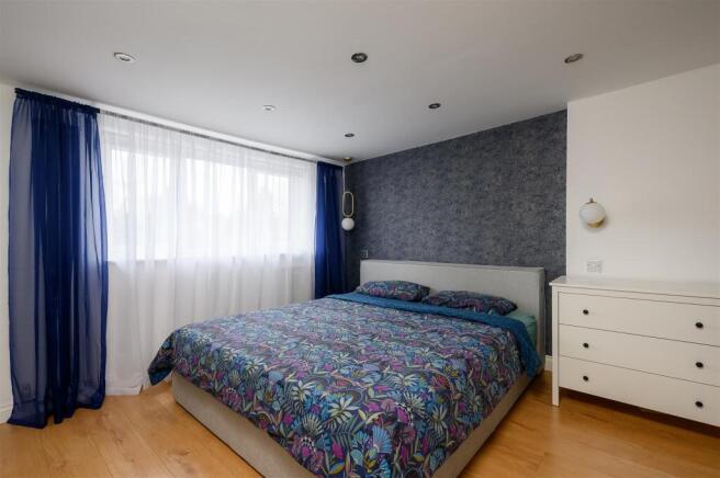 5 bed Semi-Detached to rent Image 6