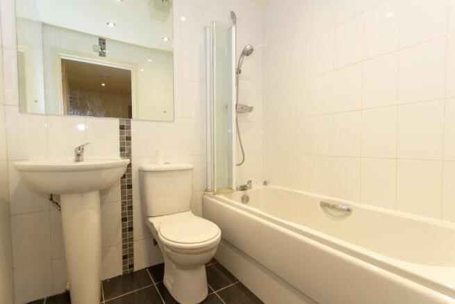 2 bed Apartment to rent Image 4