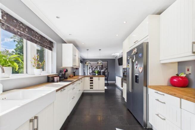 5 bed Detached for sale Image 10