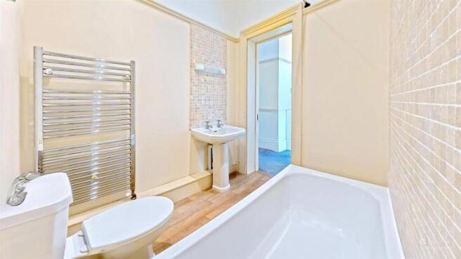 8-Rotunda-House-Bathroom-Defurnished.jpg