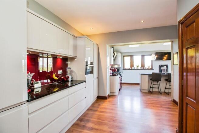 4 bed House for sale Image 6