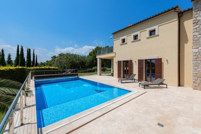Pool and Exterior (1
