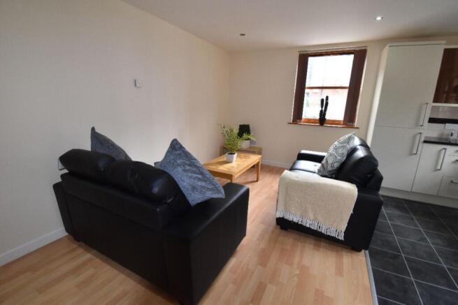 4 bed Apartment to rent Image 4