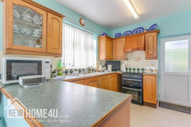 KITCHEN / BREAKFAST ROOM: