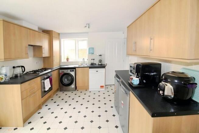 3 bed Detached to rent Image 4