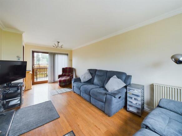 LOUNGE/DINING ROOM