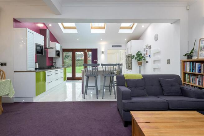 LIVING FAMILY KITCHEN