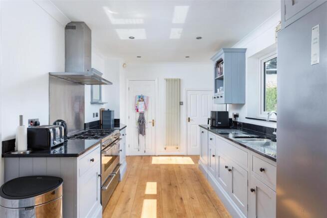 5 bed Detached for sale Image 11