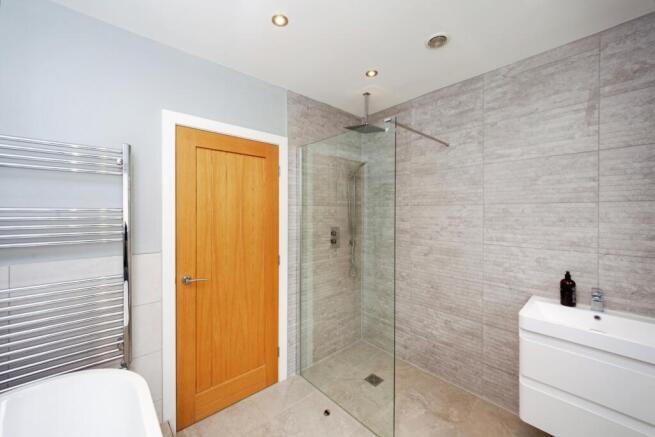 4 bed House to rent Image 12