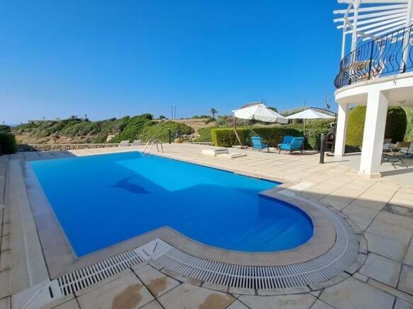 3-bedroom villa + 4m x 8m swimming pool + walking distance to the beach + central heating system Image 9999 2