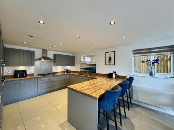 4 bed Detached for sale Image 2