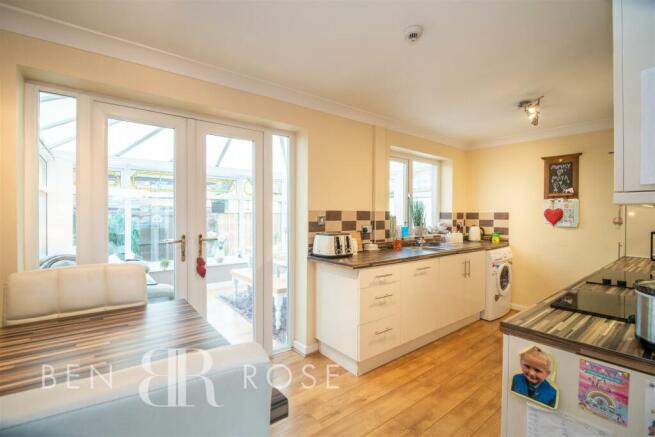 Kitchen/ Breakfast Room