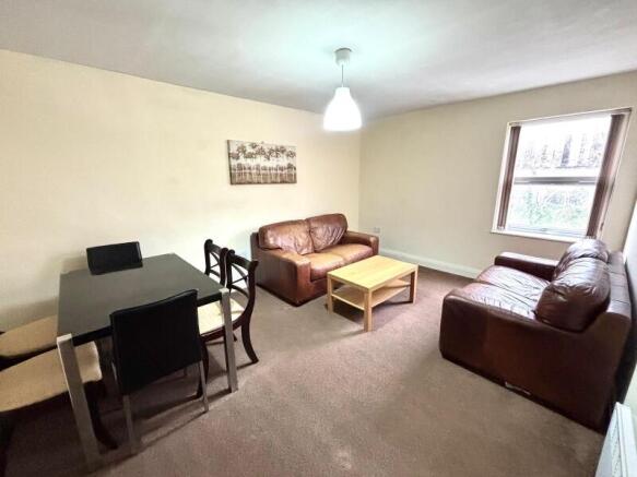 3 bed Flat to rent Image 6