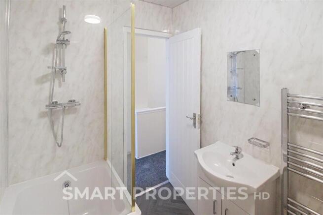 2 bed Terraced to rent Image 5
