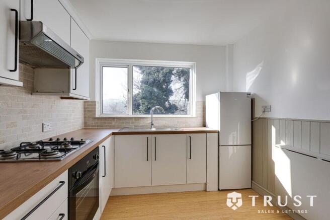 4 bed Semi-Detached to rent Image 5