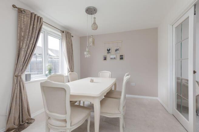 31 Russell Crescent, Bathgate, EH48 2GN photo 4