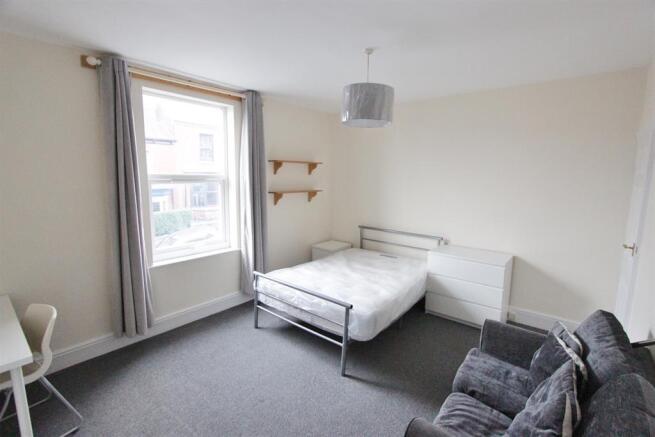 4 bed Terraced to rent Image 6