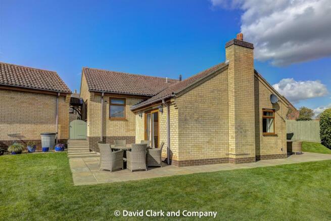 102 Lisle Close--6.jpg