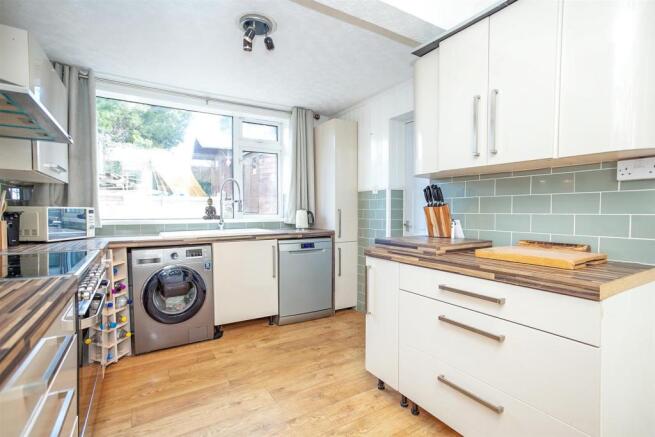 Kitchen 2.jpg