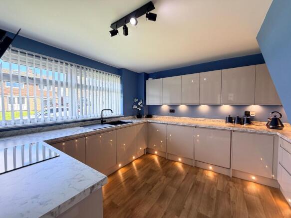 3 bed Semi-Detached for sale Image 4